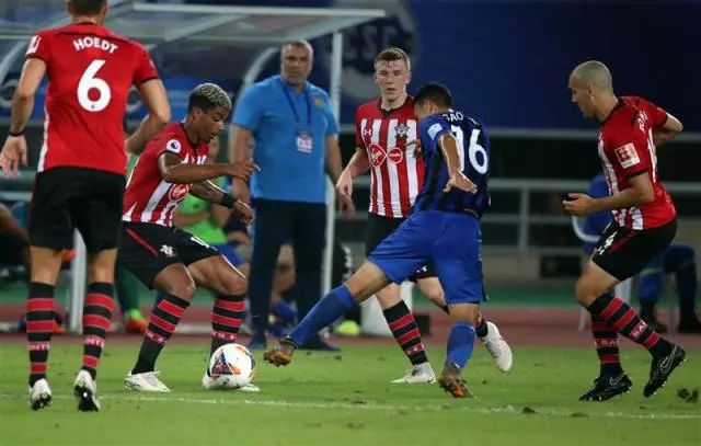 观众热情高涨,欧洲足球比赛中激情迸发的简单介绍 观众热情高涨,欧洲足球比赛中激情迸发的简单介绍