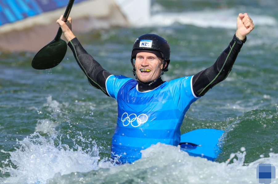 英国游泳选手实现突破,庆祝胜利 英国游泳选手实现突破,庆祝胜利