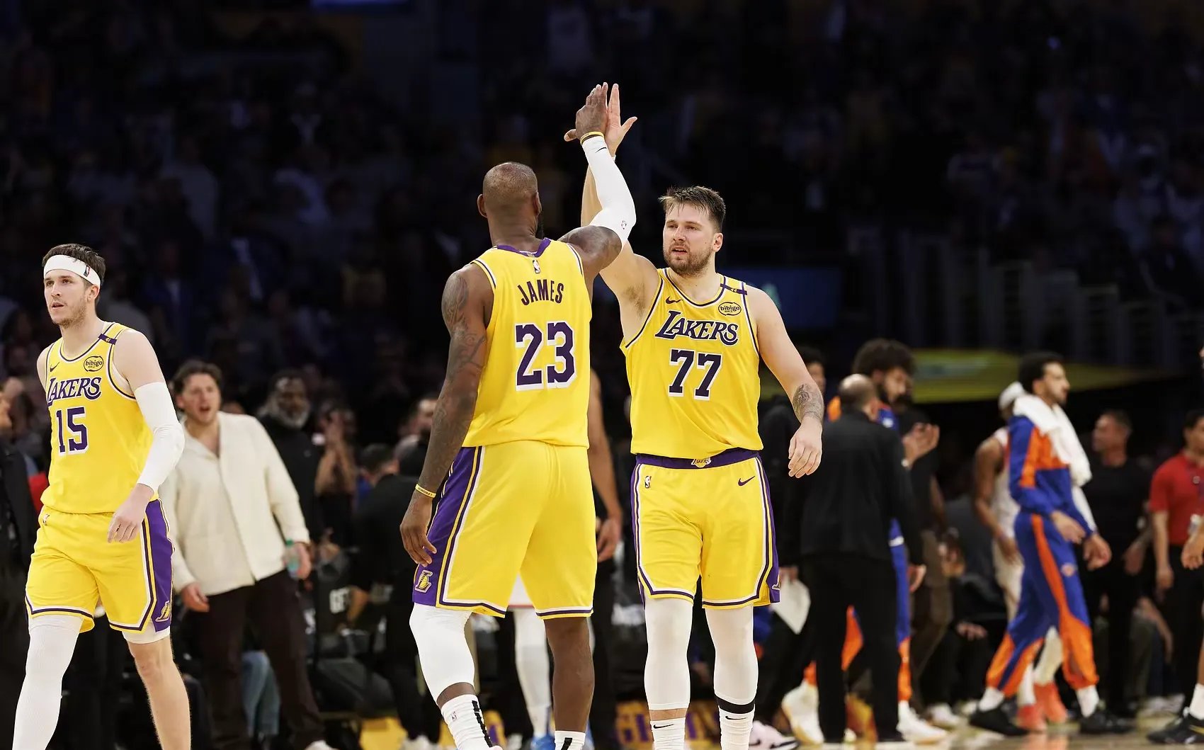 詹姆斯率领湖人逆转击败勇士，登顶西部联盟的简单介绍