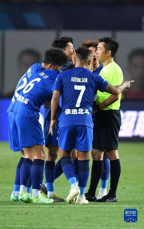 主场作战,球队凭借主场优势占得先机 主场作战,球队凭借主场优势占得先机